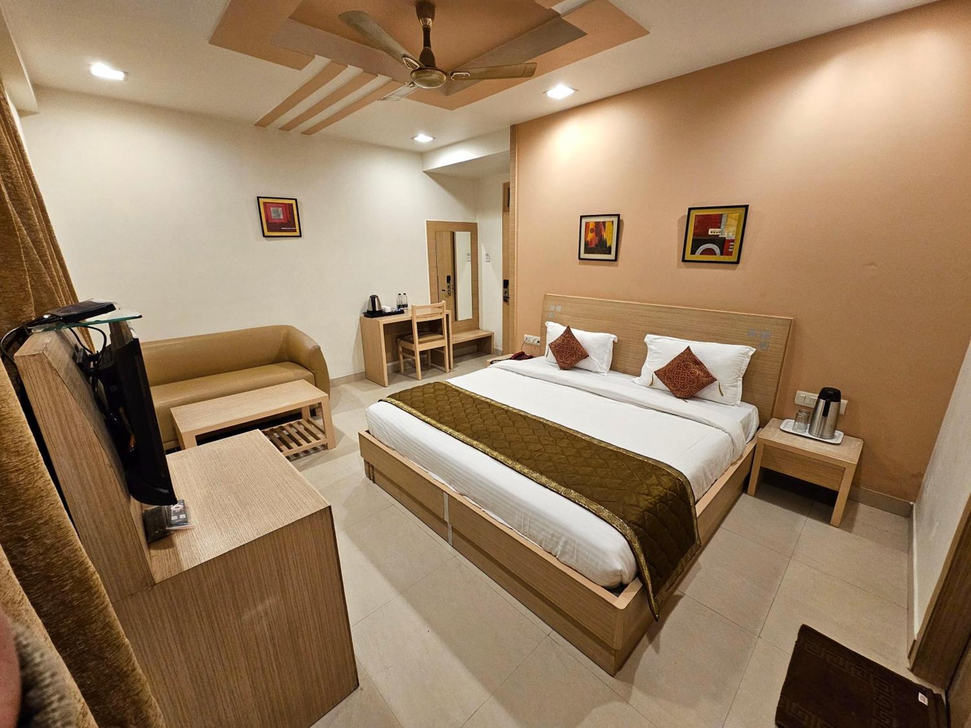 Hotel Crown Palace Prayagraj Extérieur photo