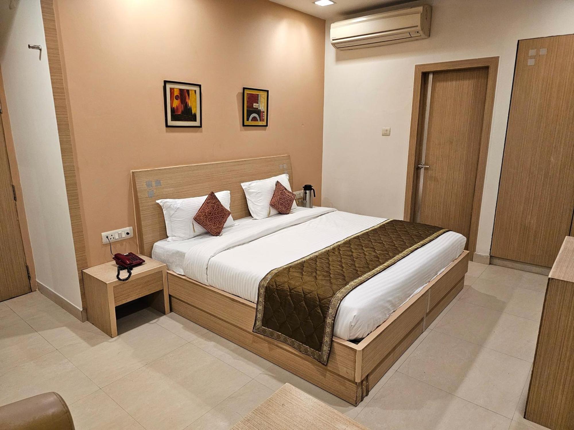 Hotel Crown Palace Prayagraj Extérieur photo
