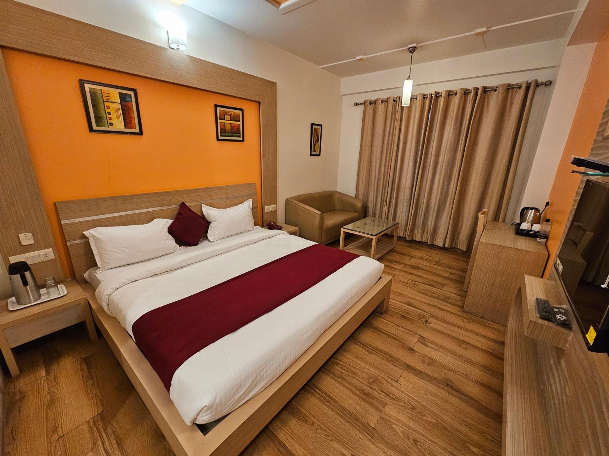 Hotel Crown Palace Prayagraj Extérieur photo