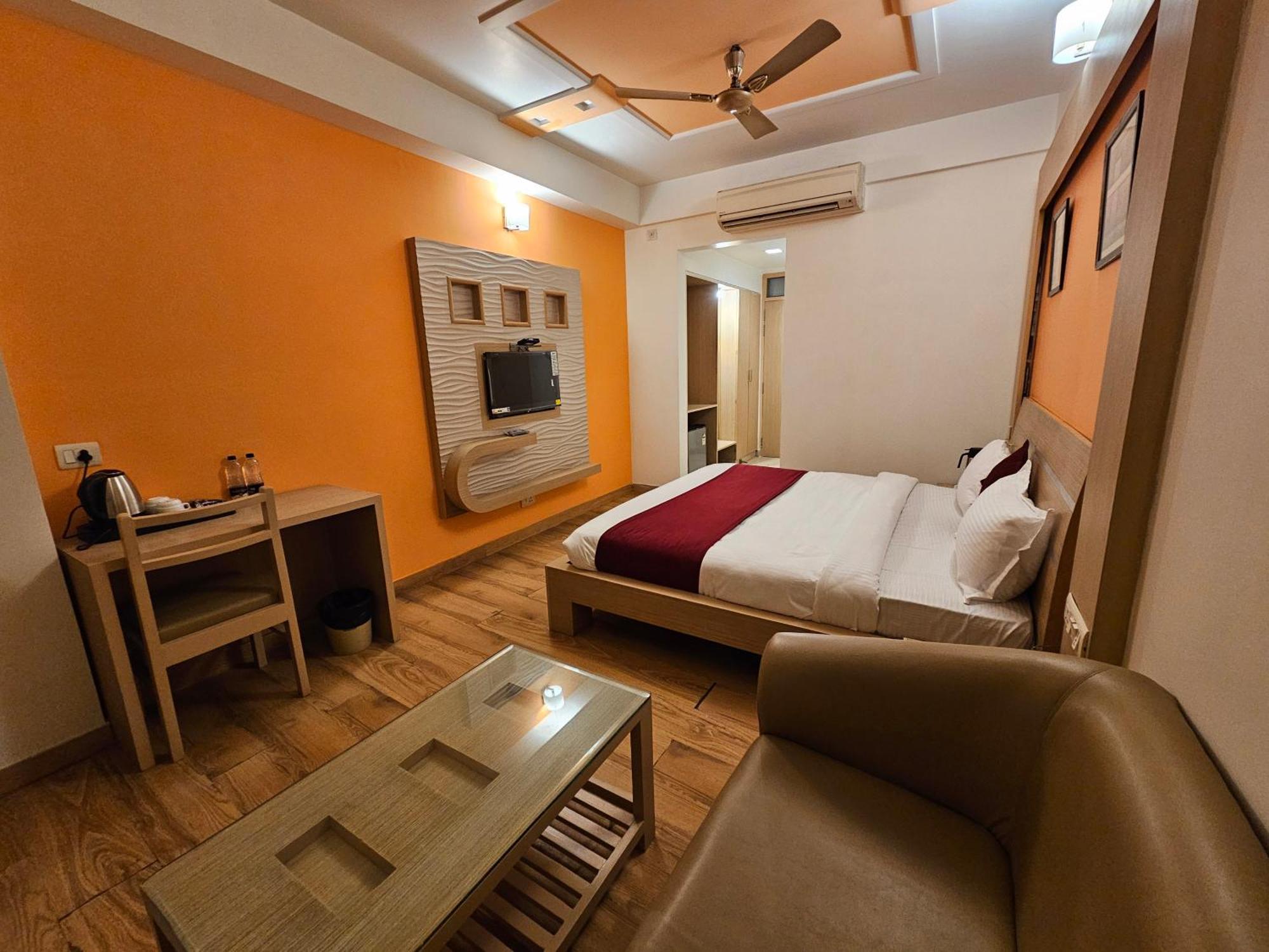 Hotel Crown Palace Prayagraj Extérieur photo