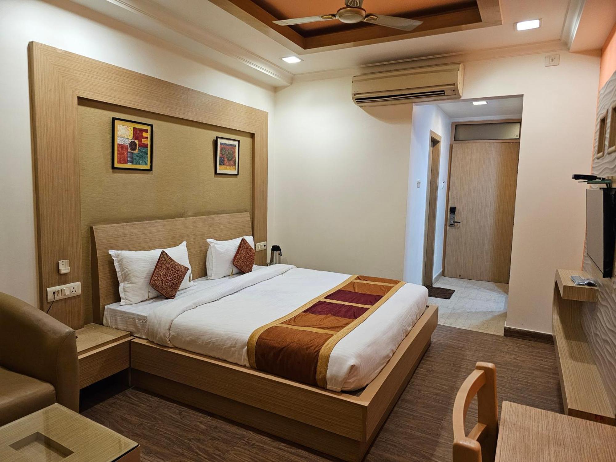 Hotel Crown Palace Prayagraj Extérieur photo