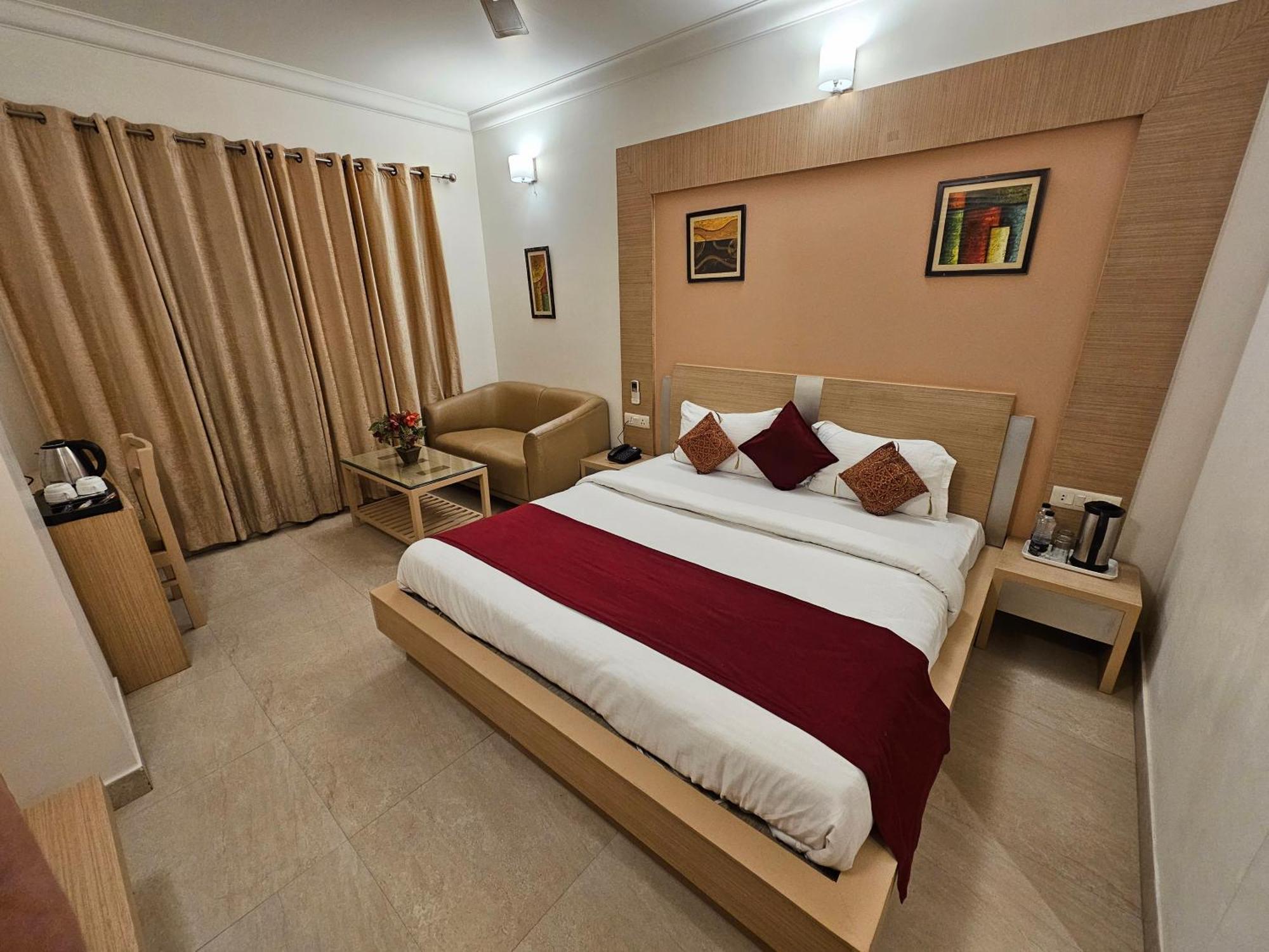 Hotel Crown Palace Prayagraj Extérieur photo